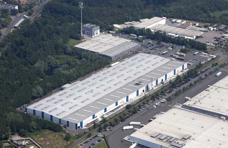 Im Werk in Dortmund produziert Novoferm auf einer Fläche von 30.000 Quadratmeter Garagen-Sektionaltore. An einem weiteren Standort in Dortmund werden Antriebs- und Steuerungssysteme für Garagentore und industrielle Anwendungen entwickelt und gefertigt.