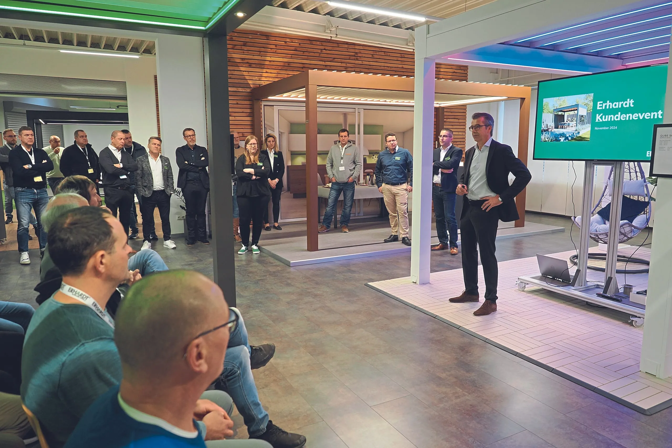 Mehr als 50 Teilnehmer informierten sich beim zweiten von insgesamt vier Erhardt Kundentagen im November 2024 über die neuen Stoffdächer des Unternehmens. Rechts im Bild: Erhardt-Geschäftsführer Fabrice Rousseau.