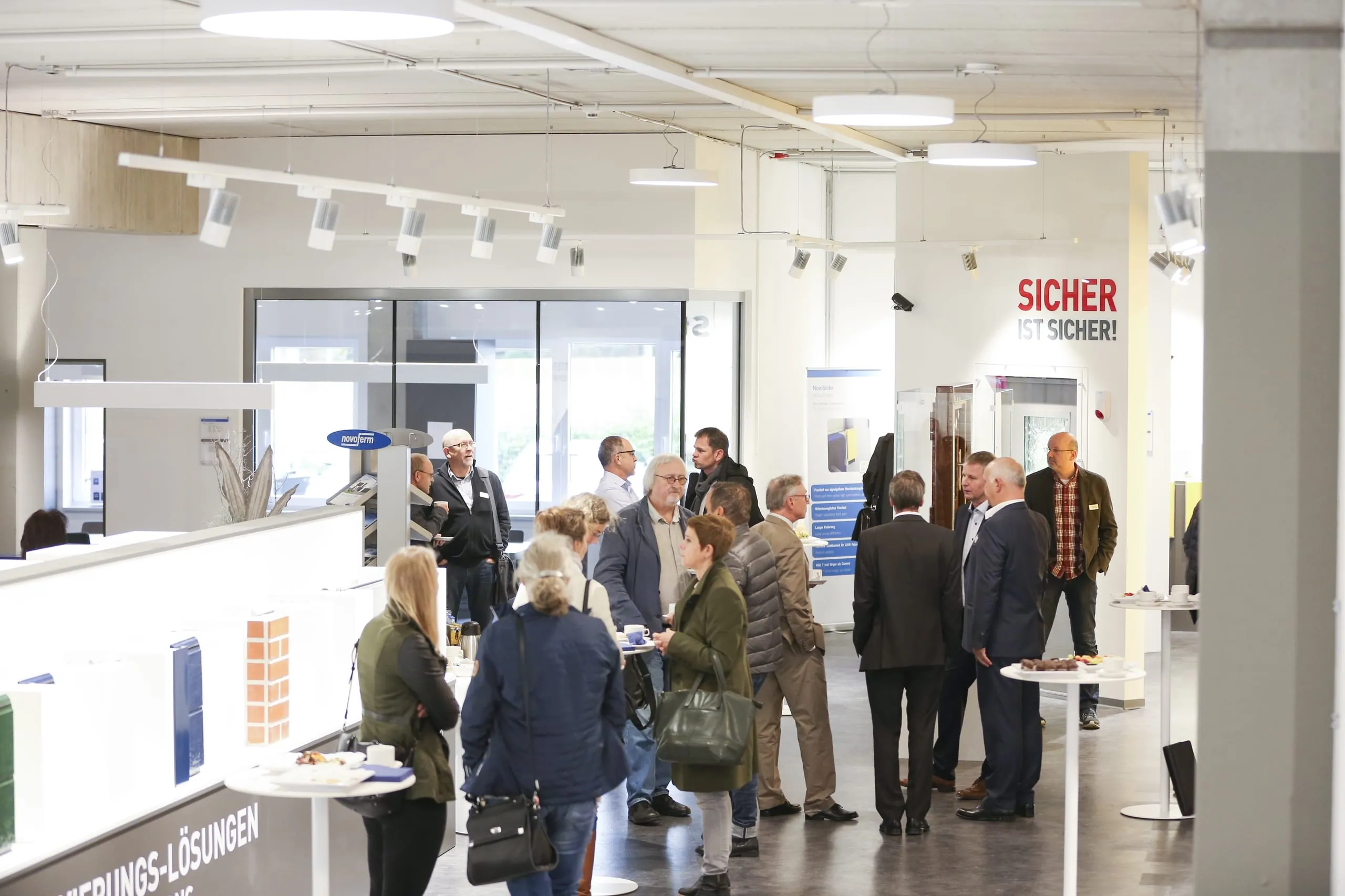 Das Ausbildungszentrum mit integriertem Showroom und angrenzendem Test- und Technologiezentrum am Standort Dortmund erfreut sich großer Beliebtheit. Besucher können hier das umfassende Produkt- und Dienstleistungsangebot der Novoferm Gruppe auf über 1.000 Quadratmetern kennenlernen.