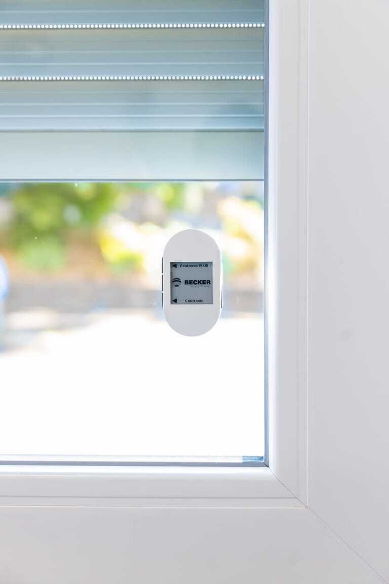 Der Becker Solar ScheiDer Becker Solar Scheibenlichtsensor SC631 Plus nutzt Solarpower für eine fortschrittliche Hausautomatisierung.