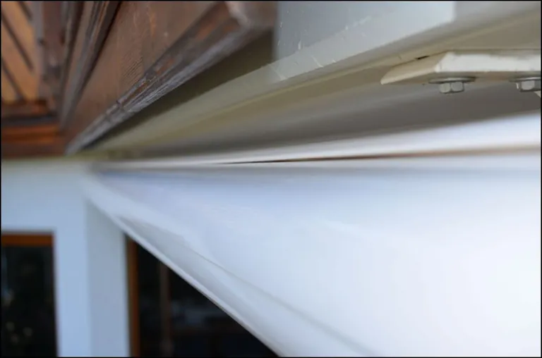 Das Ausfallprofil der Markise schließt nicht formschlüssig mit dem Kasten ab. Ursächlich ist die durch den ausführenden Betrieb veränderte Befestigung der Markisenarme am Ausfallprofil.