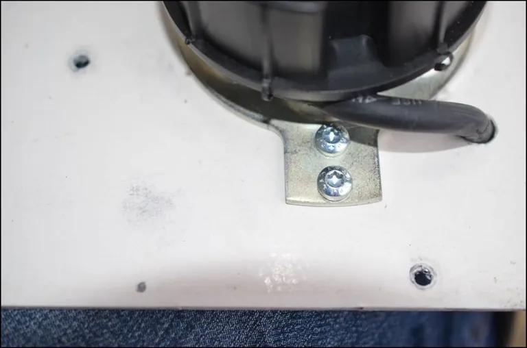 Das Motorlager ist nicht fachgerecht am Seitenteil montiert. Die Befestigung erfolgte lediglich mit kleinen Blechschrauben.