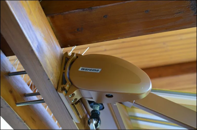 Durch die nicht fachgerechte Montage der Wandkonsolen an den Holzbalken biegen sich Letztere nach innen und weisen zur Mitte hin nur noch einen Abstand von 60 Millimeter auf.