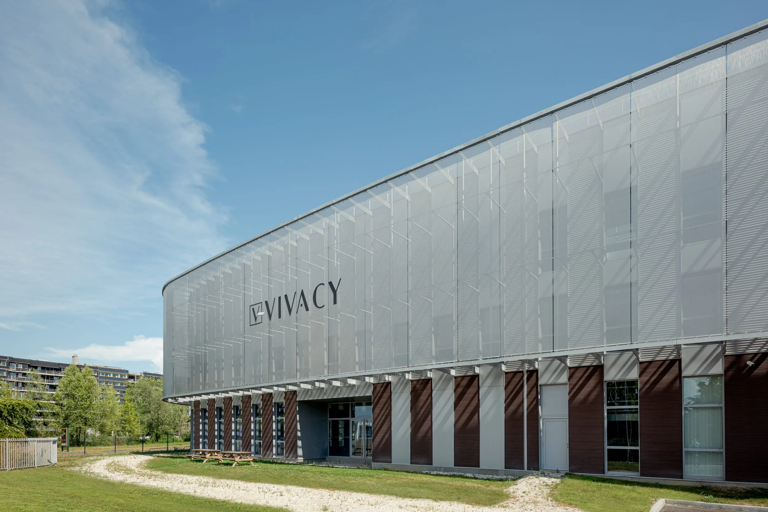 Einzigartiges Bauprojekt mit umlaufender Metallgewebefassade