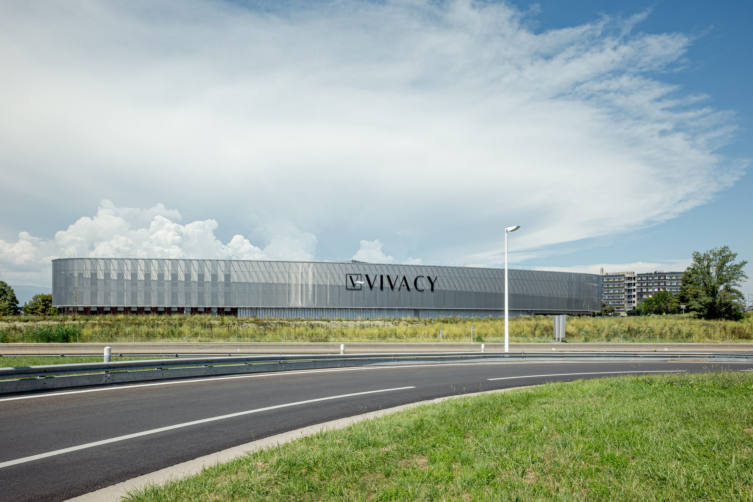 Laboratoires Vivacy ist ein französisches Unternehmen, das sich auf die Entwicklung, Herstellung und den Vertrieb von Dermalfüllern auf Hyaluronsäurebasis für Anti-Aging-Behandlungen spezialisiert hat. Mit dem Neubau verfolgt das Unternehmen laut eigener Aussage konsequent seine Philosophie: höchste Qualität und Innovation – sowohl in der Produktentwicklung als auch in der Architektur.