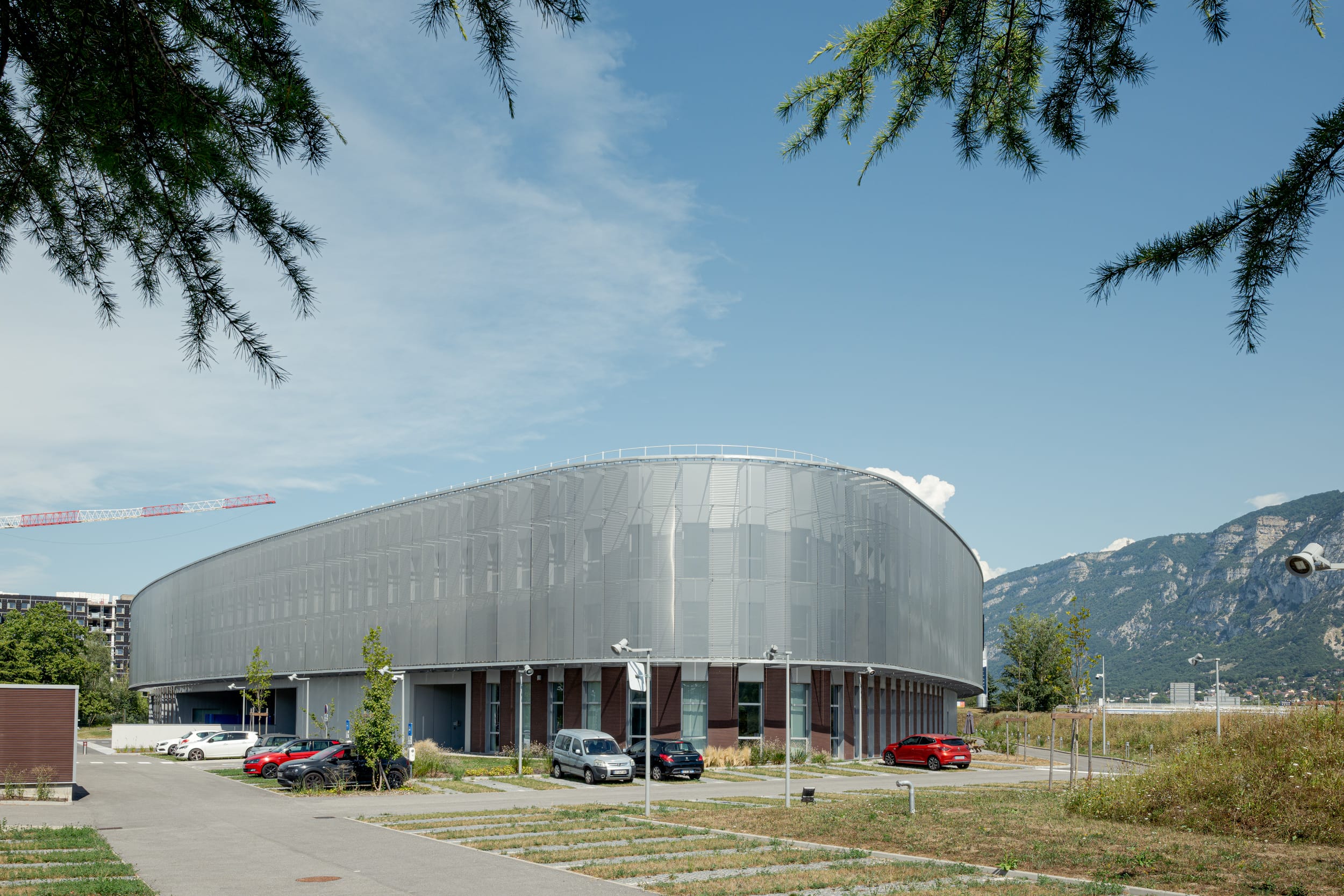 Ein besonderes Merkmal des Gebäudes ist der dreieckige Grundriss mit abgerundeten Ecken der eine maßgeschneiderte Fassadenlösung erforderte. Hierfür wurden insgesamt 2.875 Quadratmeter des Haver Architekturgewebes Largo-Plenus 2127 verbaut – ein Flachdrahtgewebe aus Edelstahl, das mit Eleganz, Stabilität und hoher Funktionalität überzeuge.