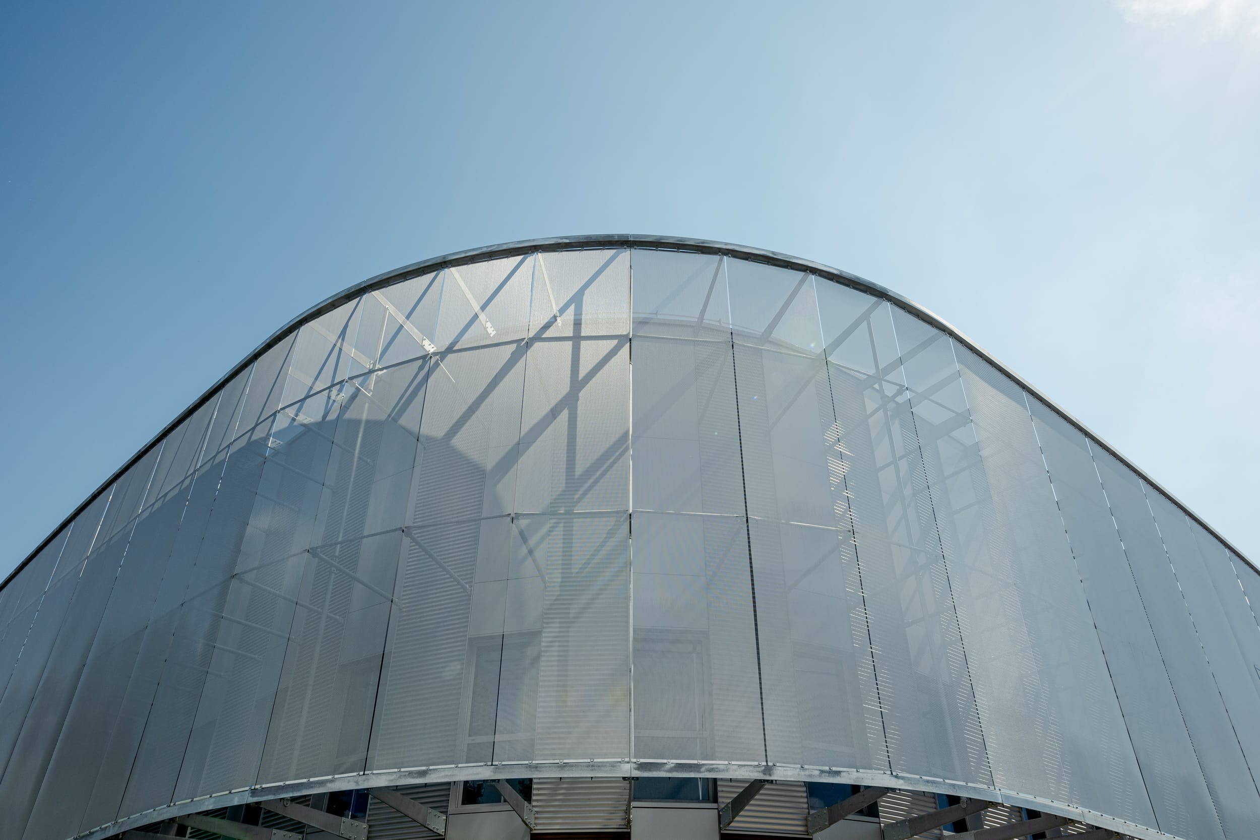 Das Edelstahlgewebe verleihe der Fassade eine zeitlose Optik und erfüllt gleichzeitig praktische Anforderungen: Es ist korrosionsbeständig, wartungsfrei und vollständig recyclebar. Damit bietet es eine nachhaltige Lösung für zeitgemäße Bauprojekte, die sowohl designorientierte als auch ökologische Anforderungen vereinen.