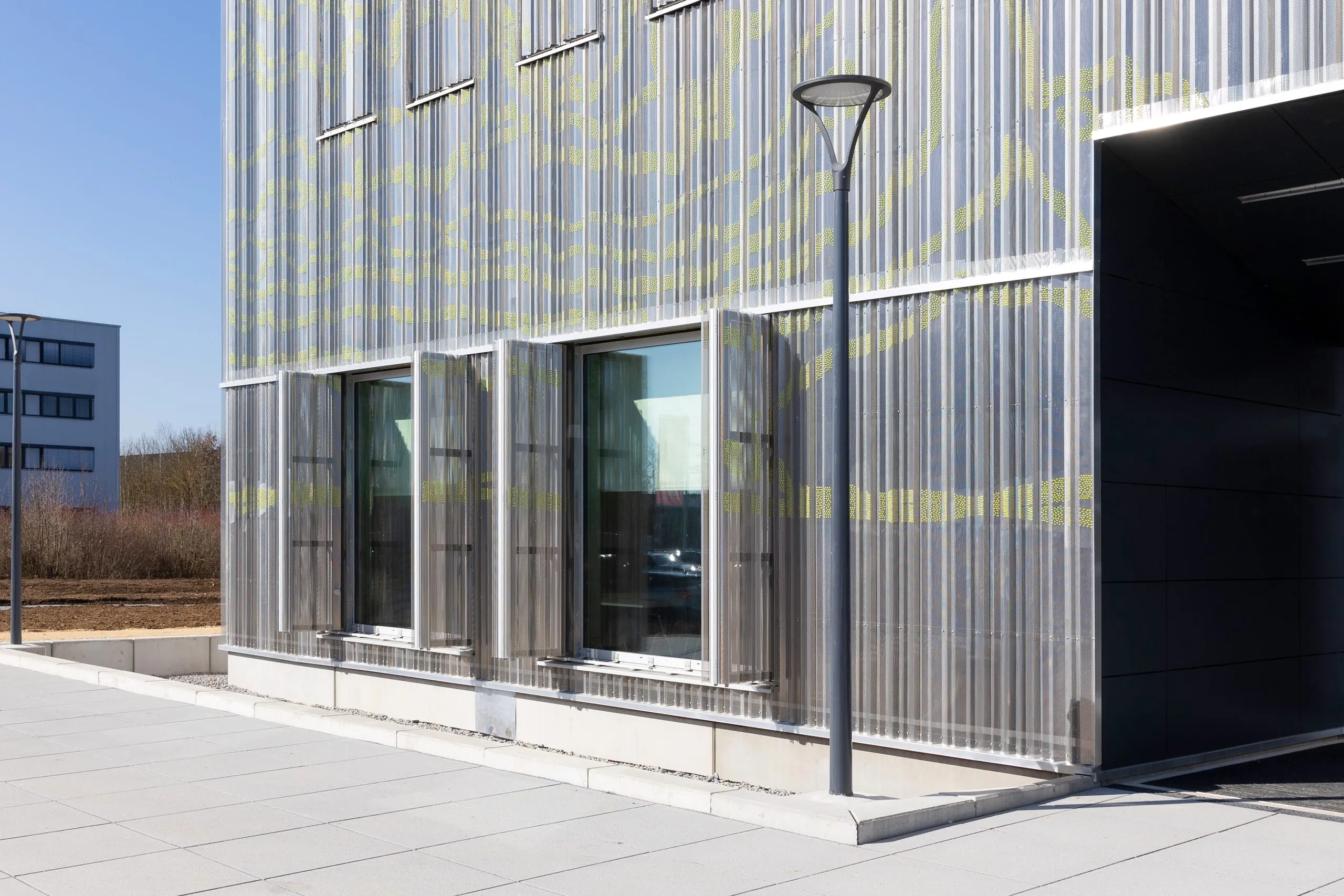 Ausgeklügelter Sicht- und Blendschutz für Zentraldepot Regensburg