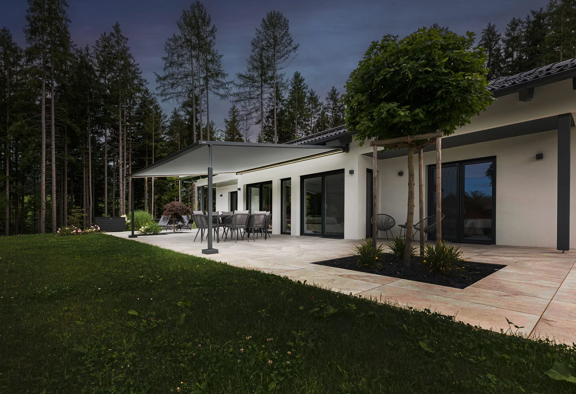 Markilux baut Lichttechnik für Markisenmodelle aus