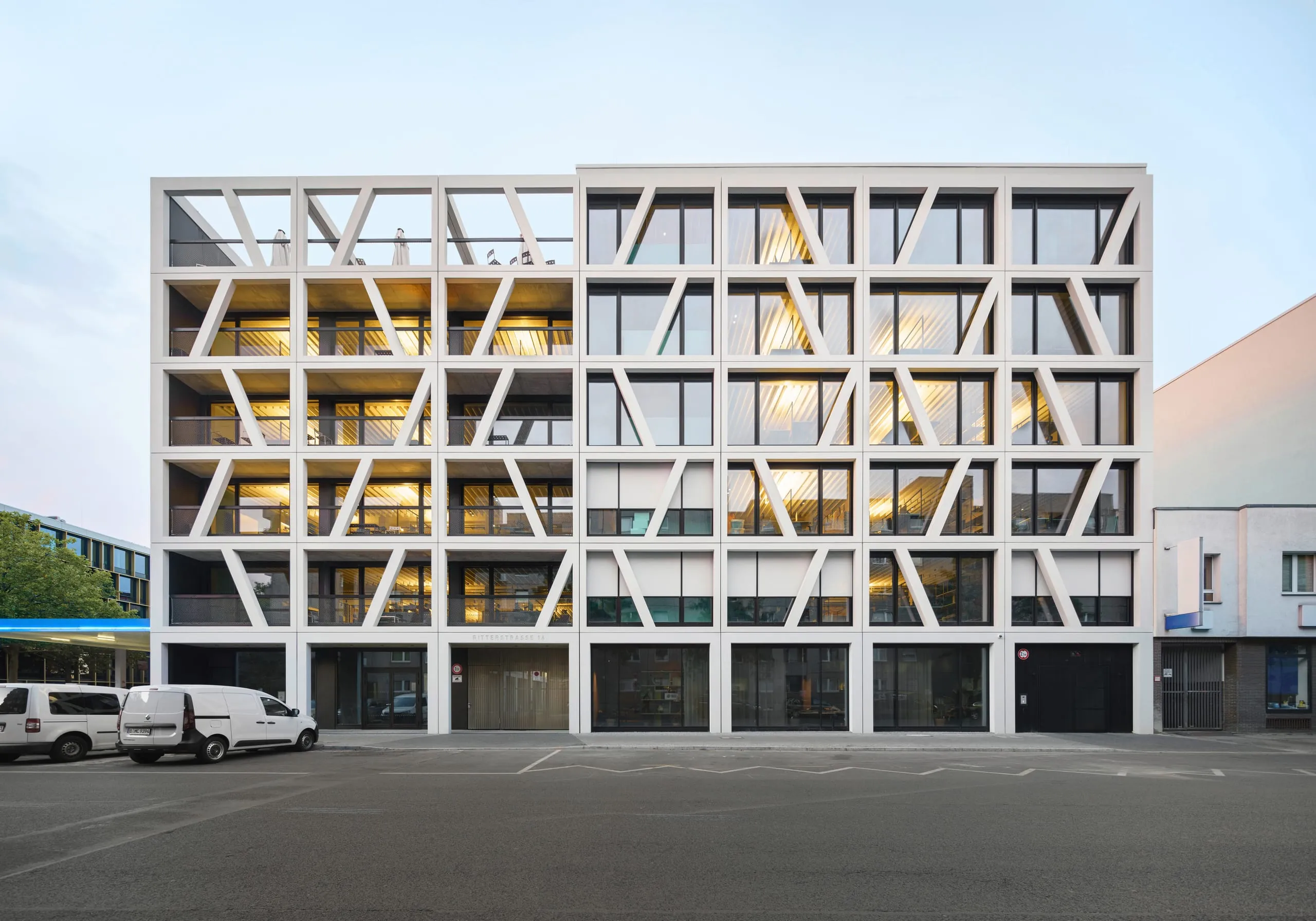 Kreatives Fassadenrelief: Sonnenschutz mit Fenstermarkisen