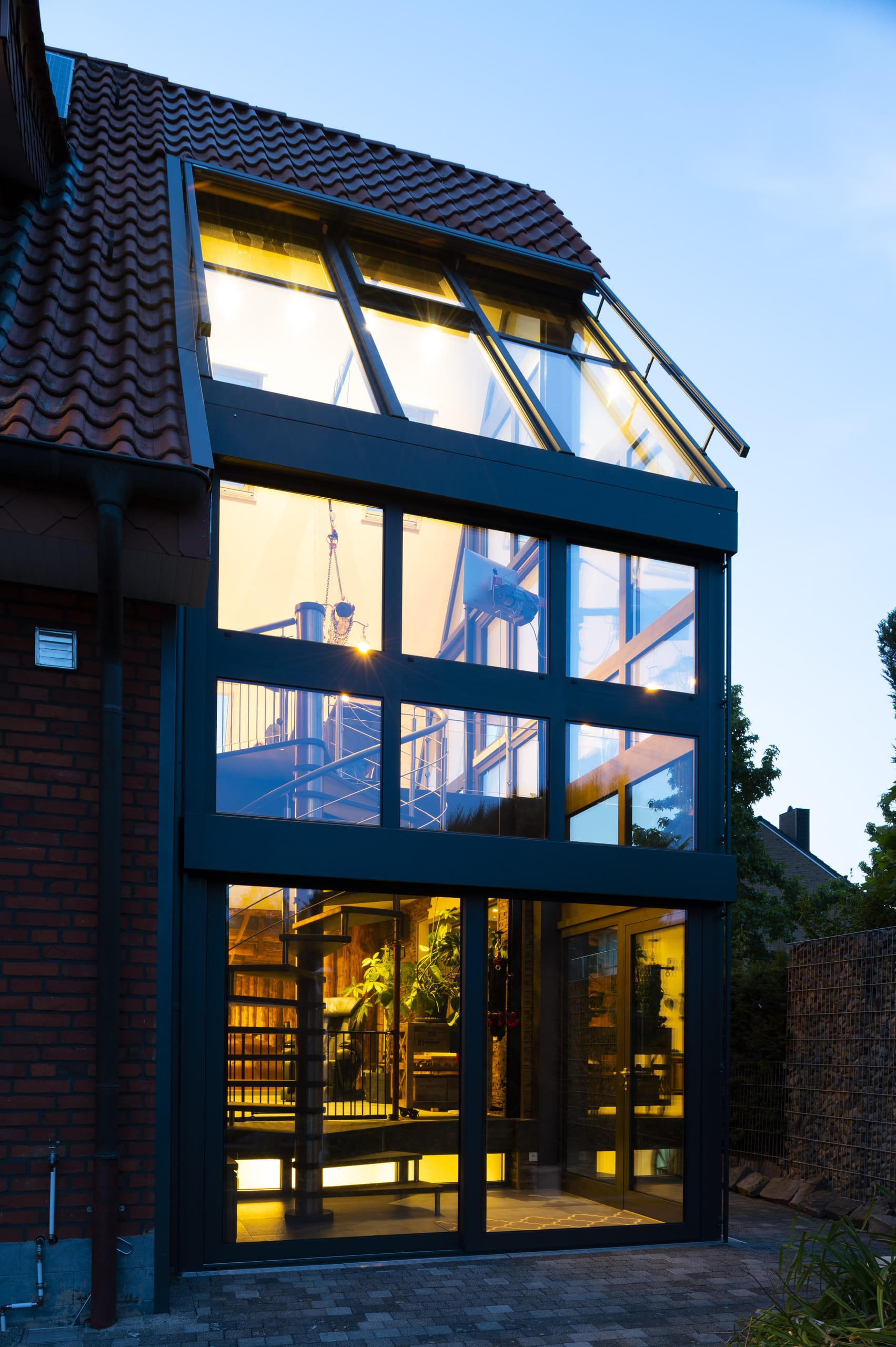 Der Plan des Architekturbüros berücksichtigt gleich mehrere Wünsche: Die Erschließung über die Treppe liegt nun innen, beide Stockwerke sind tageslichtdurchflutet und lassen sich an heißen Sommertagen optimal verschatten. Durch die Isolierung können die Hausbesitzer den neu gewonnenen Wohnraum zudem genauso gut an kalten Wintertagen nutzen.