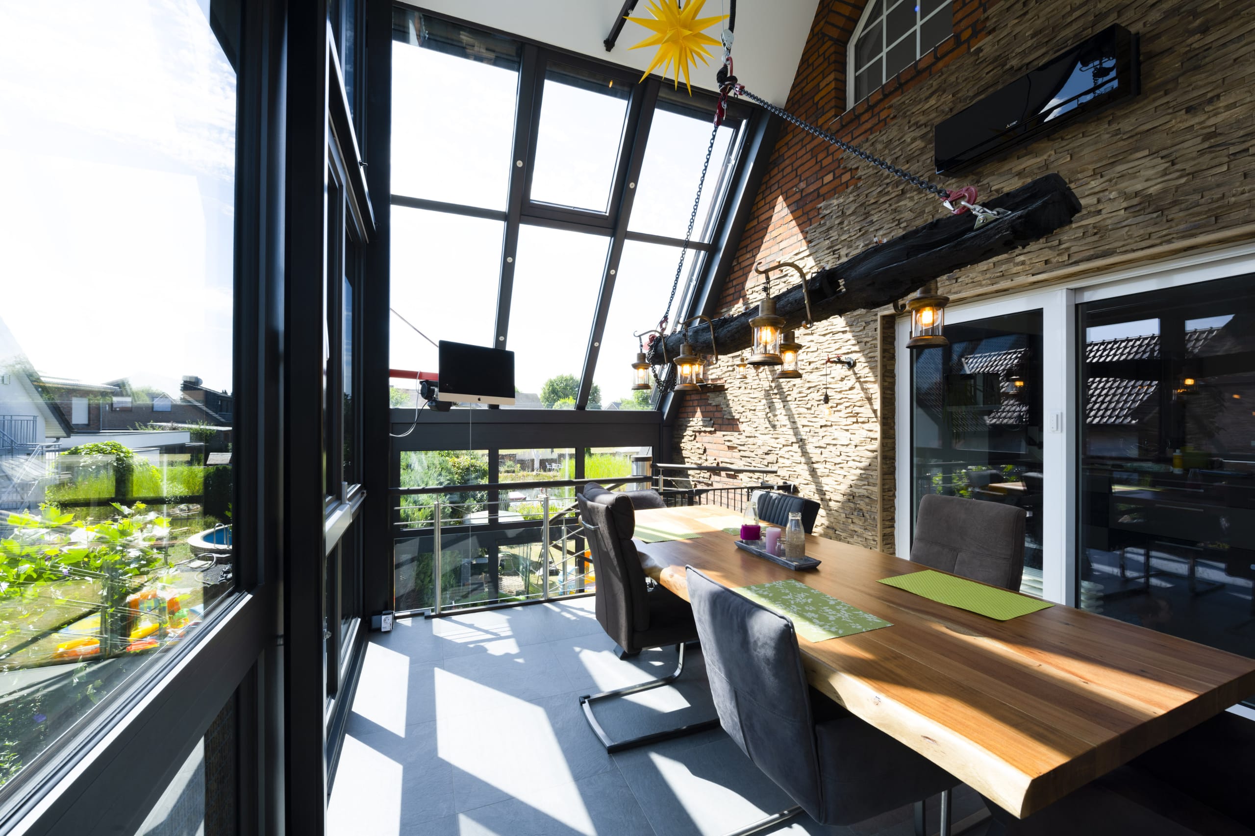 Das Ergebnis kann sich sehen lassen: Der Wintergarten überzeugt als offener Raum mit freien Ausblick auf den Garten.