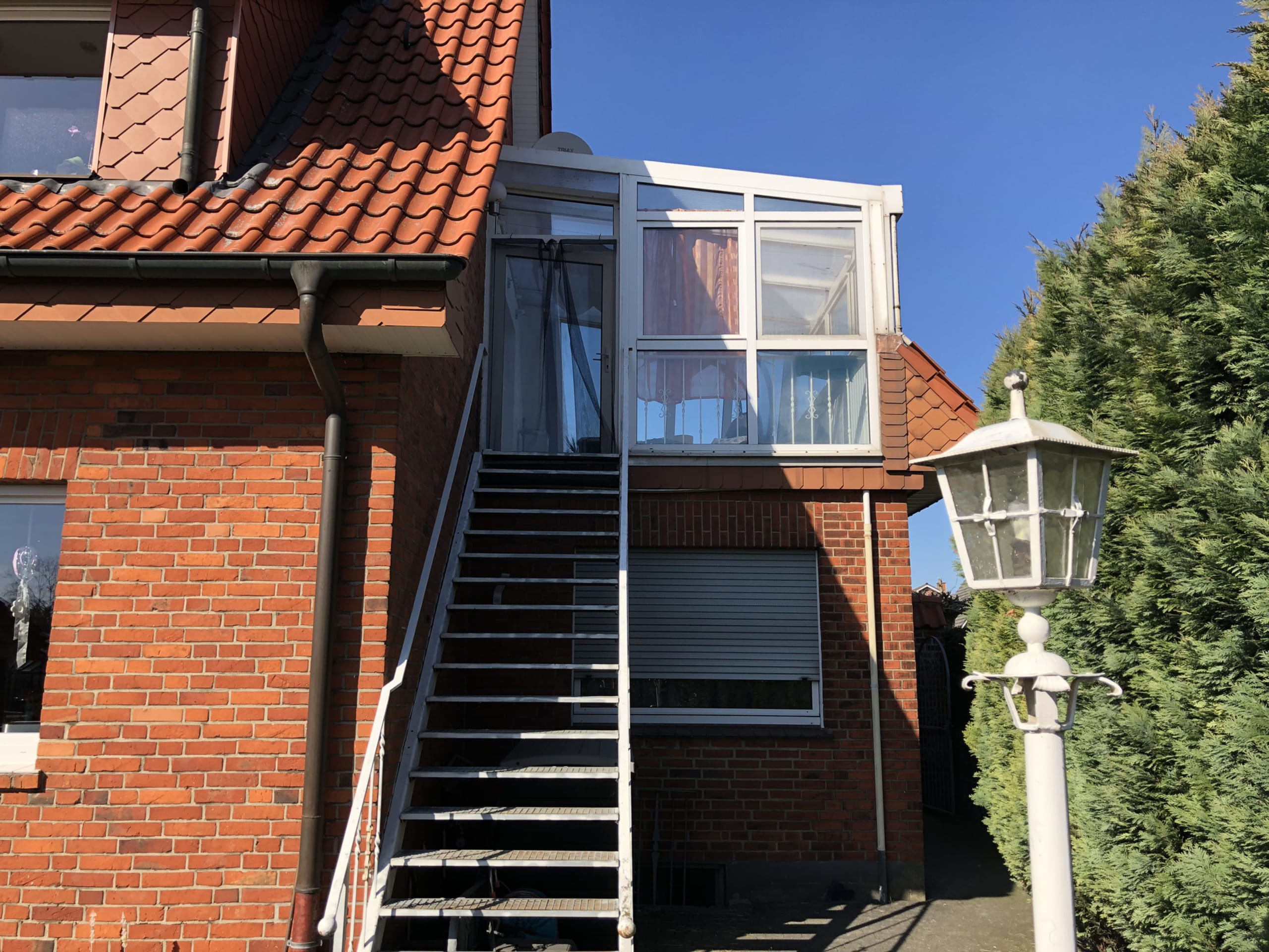 Vor dem Umbau ging es in den nicht isolierten, eingeschossigen Sommergarten auf einem Anbau über eine Außentreppe, was den Nutzen einschränkte. Die Bauherren wünschten sich einen erweiterten Wohnraum und wollten die beiden Ebenen besser verbinden – und den freien Blick in die Gartenlandschaft. Gemeinsam mit dem Architekturbüro Spiekermann wurde deswegen ein elegantes Konzept für einen zweistöckigen Wintergarten entwickelt.