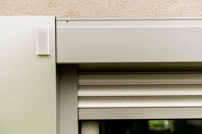 Durch sein diskretes Design mit unsichtbarem Solarpanel f&uuml;gt er sich harmonisch in die &Auml;sthetik der Fassade ein.