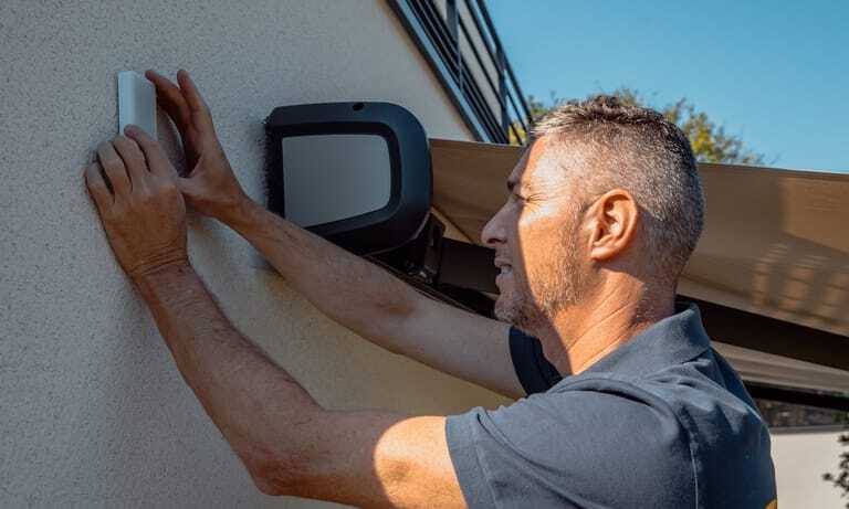 Montagefreundlich und wartungsfrei: Der solarbetriebene Sensor Sunteis Solar io wird einfach an der Fassade montiert.
