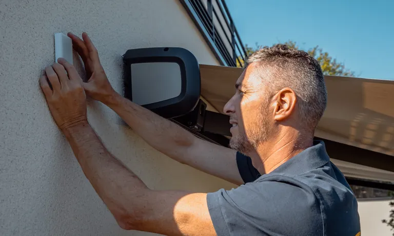 Montagefreundlich und wartungsfrei: Der solarbetriebene Sensor Sunteis Solar io wird einfach an der Fassade montiert.