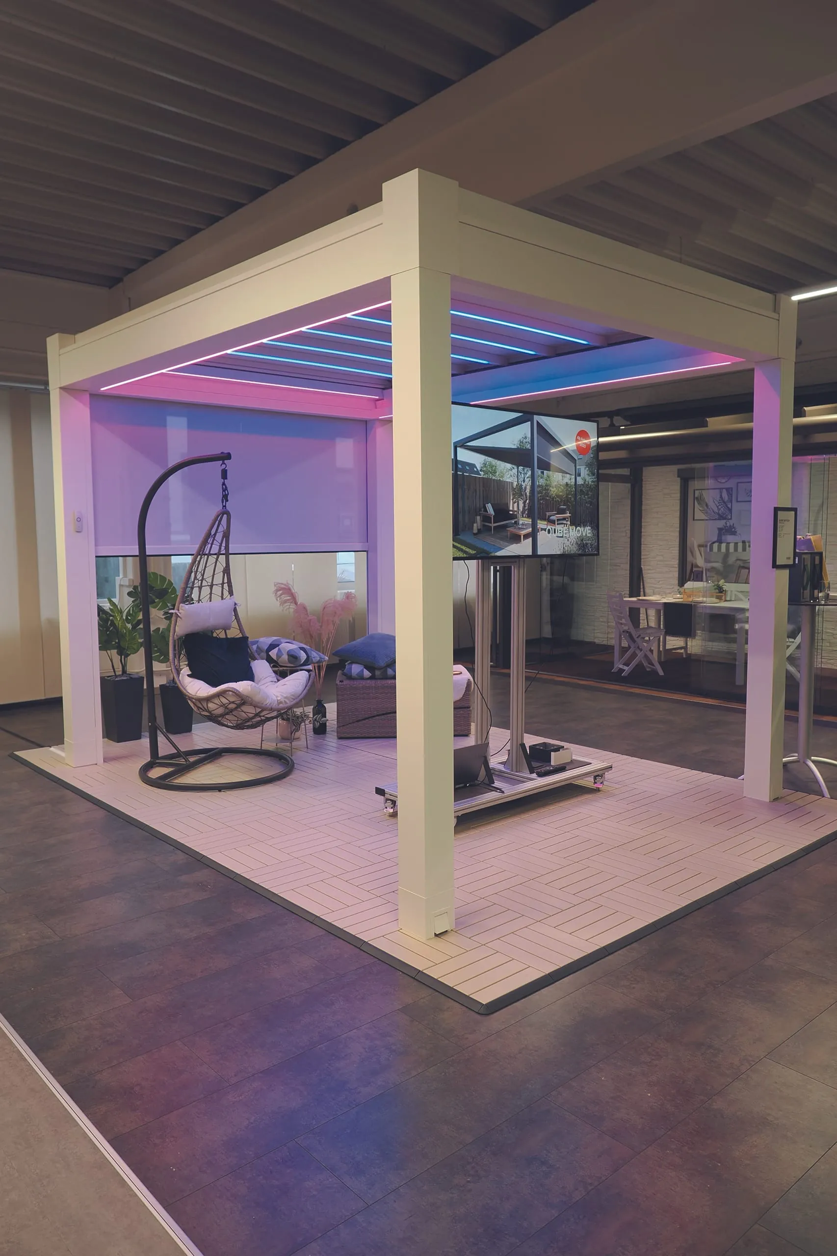 Highend-Produkt: das auffahrbare Stoffdach Qube Skytop mit regendichtem PVC-Behang und zahlreichen Ausstattungsoptionen.