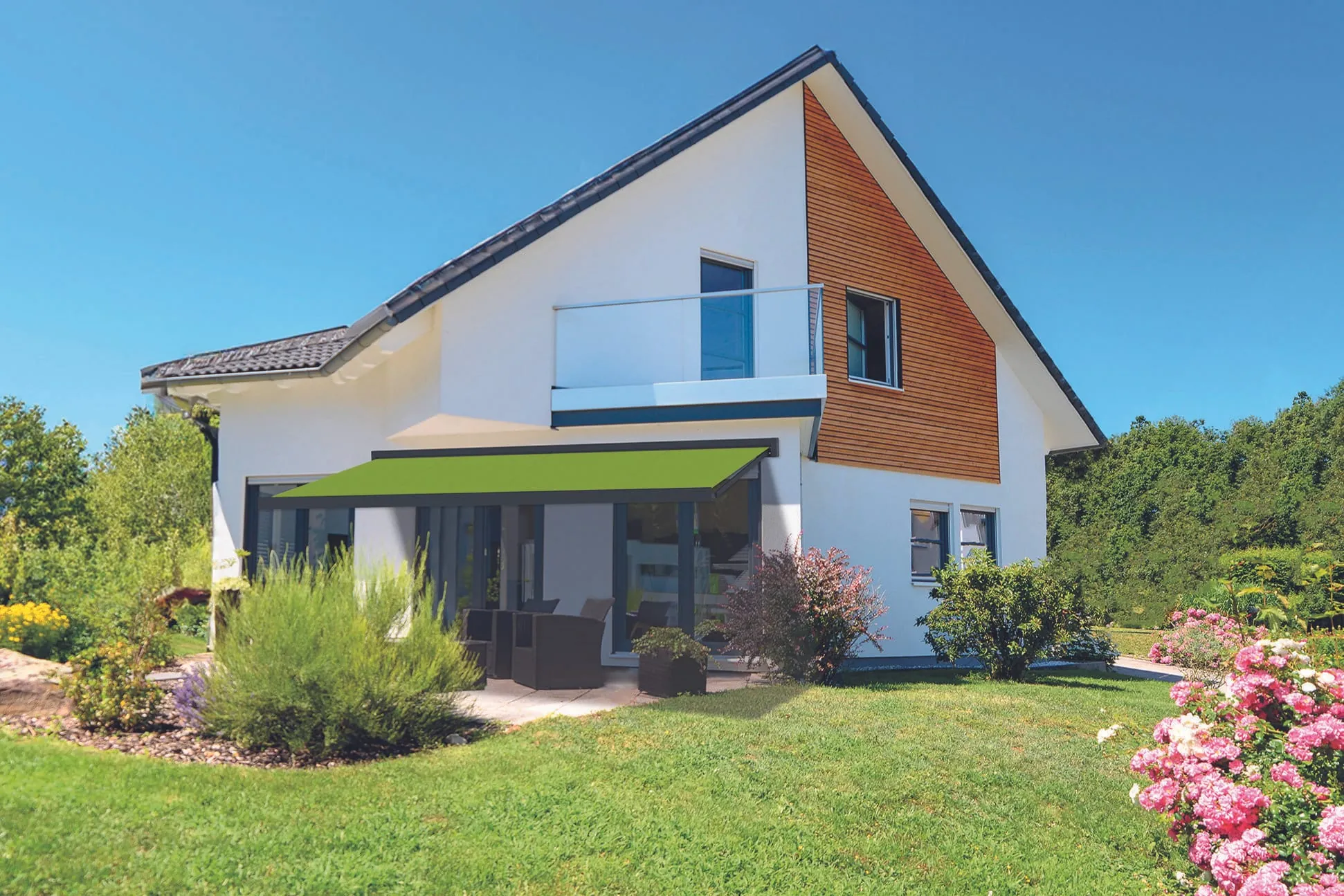 Die Kassettenmarkise Kasana fügt sich dank ihrer minimalistischen, kubischen Bauform harmonisch in unterschiedliche Architekturstile ein und punktet durch hohe Flexibilität sowie Funktionalität.