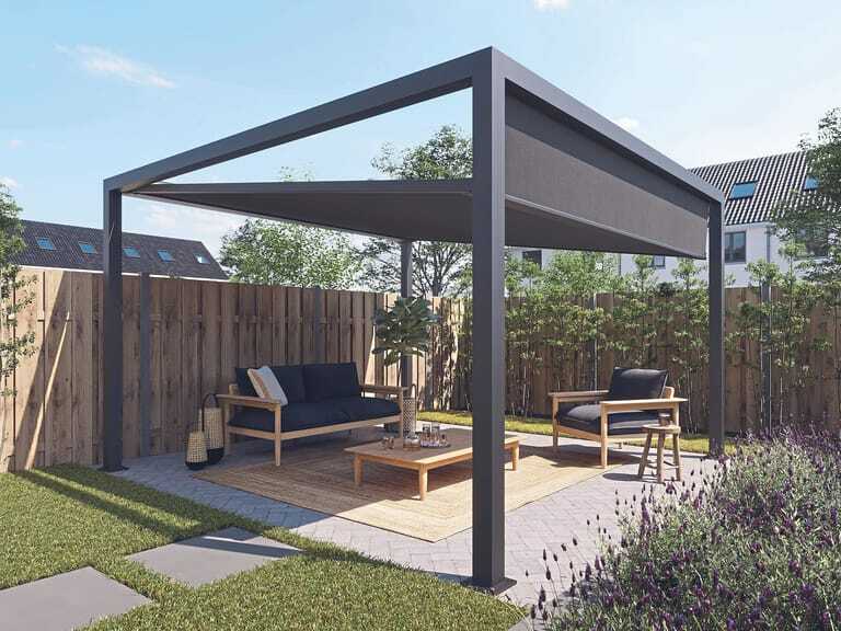 Die kubische Terrassenüberdachung Qube Move bietet Sonnenschutz von allen Seiten durch das Stoffdach, einen integrierten Volant sowie die optional erhältlichen Senkrechtmarkisen.
