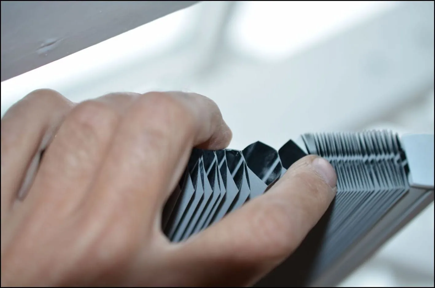 Als Sonnenschutz kommen Wabenplissees zum Einsatz, die mithilfe von Drahtseilen verspannt montiert sind.