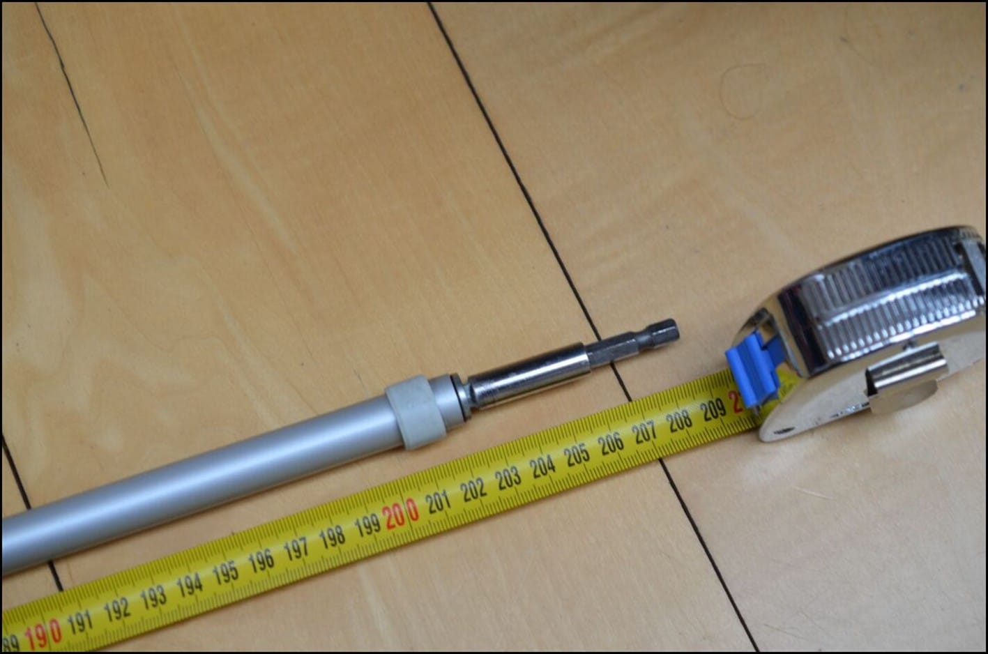 Der Bedienstab der Anlagen hat eine Länge von 2.090 Millimeter und ist mit einem Bit-Halter ausgestattet. Über diesen lässt sich der Stab mit einer Bohrmaschine in Drehung versetzen.