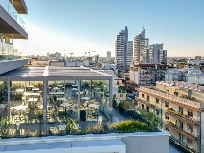 Sky Bar mit Pergolamarkise und Meerblick