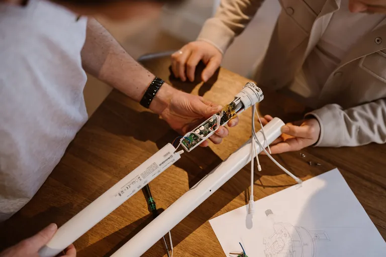 Ein Blick in das Innere der neuen kabelgebundenen Motorenserie.