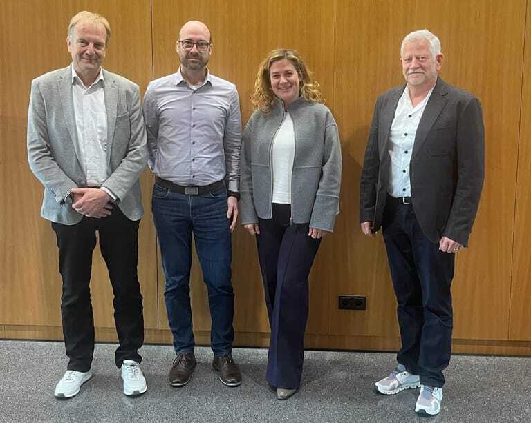 V.l.: Hans Albrecht Kohlmann (stellvertretender Vorsitzender des IVRSA), Dr. Mathias Klaiber (stellvertretender Vorsitzender des Fachausschusses Nachhaltigkeit und Energieeffizienz), Hildegard Frommherz (Vorsitzende des Fachausschusses Nachhaltigkeit und Energieeffizienz) und Wilhelm Hachtel (Vorsitzender des IVRSA).