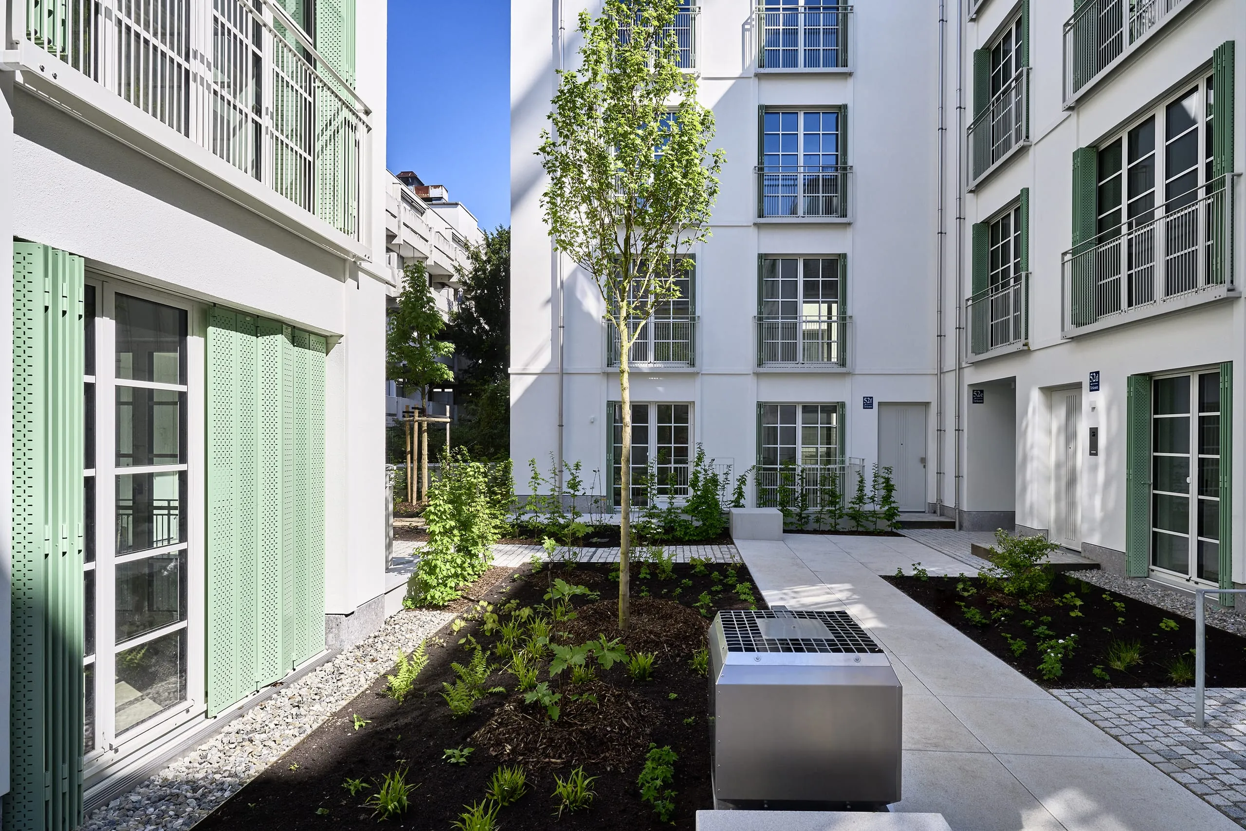 Perforierte Faltschiebeläden als prägendes Element