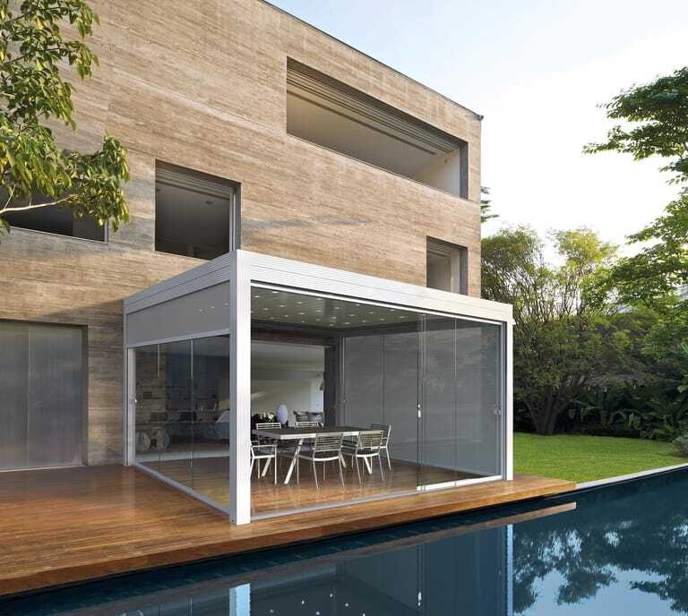 Das Varia Lamellendach ist eine vielseitige bioklimatische Pergola, die per Fernsteuerung &uuml;ber die Gibus Connect-Technologie bedienbar und mit integrierten seitlichen Abschl&uuml;ssen ausgestattet ist.