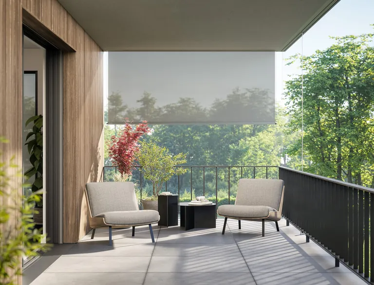 Die Surava Senkrechtmarkise in der Hide-Ausführung fügt sich harmonisch in die Fassade ein.