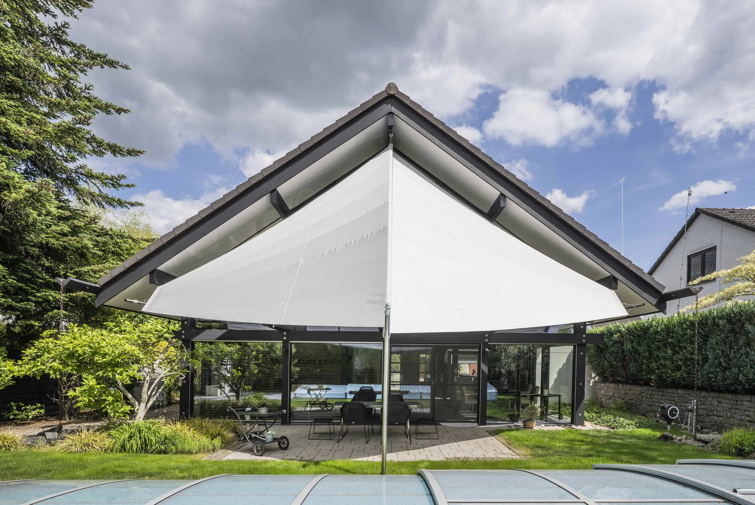 Riesiges Sonnensegel fährt bei Wind von selbst ein