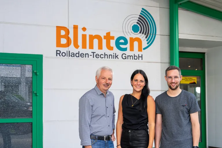 Ein Familienunternehmen durch und durch: Das ist Blinten Rolladen-Technik in Erkelenz. Geschäftsführer Michael Blinten (v.li.) hat mit seinen Kindern Lisa und Jonas Blinten die erfolgreiche Zukunftsausrichtung der Firma fest im Blick.