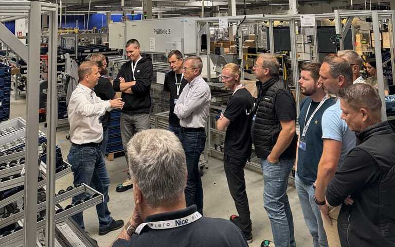 Das Vertriebsteam von Lewens bei der Werksbesichtigung der Produktionsstätte von Elero in Schlierbach.