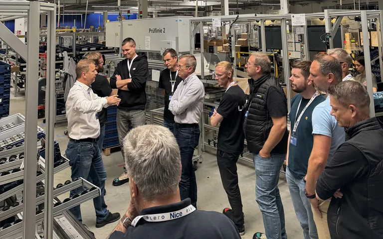 Das Vertriebsteam von Lewens bei der Werksbesichtigung der Produktionsst&auml;tte von Elero in Schlierbach.