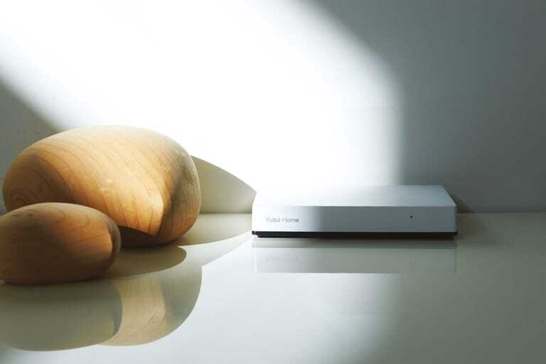 Das smarte Gateway Yubii Home, die Zentrale des Smart-Home-Systems, besitzt ein schlichtes Design.