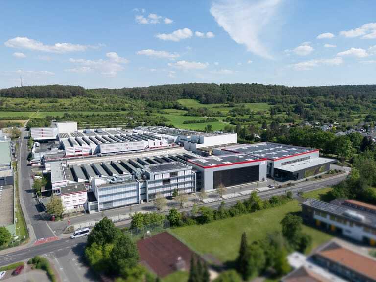 Am Firmensitz in Marktheidenfeld sind die Nachhaltigkeitsbestrebungen von Warema anhand von Photovoltaikanlagen und der Begrünung zu erkennen.