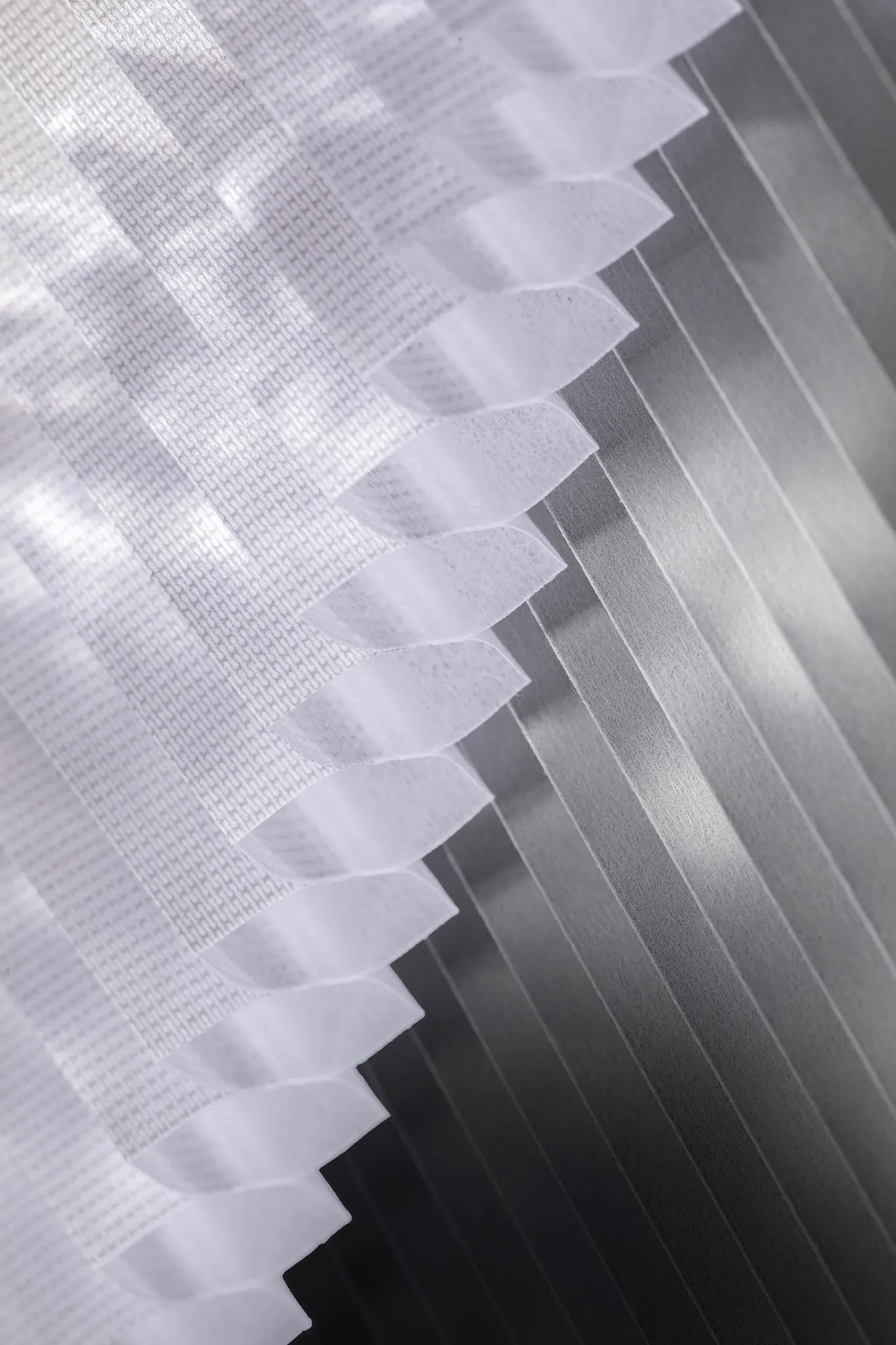 Neben der vielfältigen Ästhetik setzt Anwis mit einem hohen Anteil an wiederverwendeten Materialien auf Nachhaltigkeit. So sind beispielsweise die feuchtigkeitsbeständigen Wabenplissee-Varianten „light grey“ (l.) und „grau“ (halbtransparent, r.) als Recyclingstoffe erhältlich.