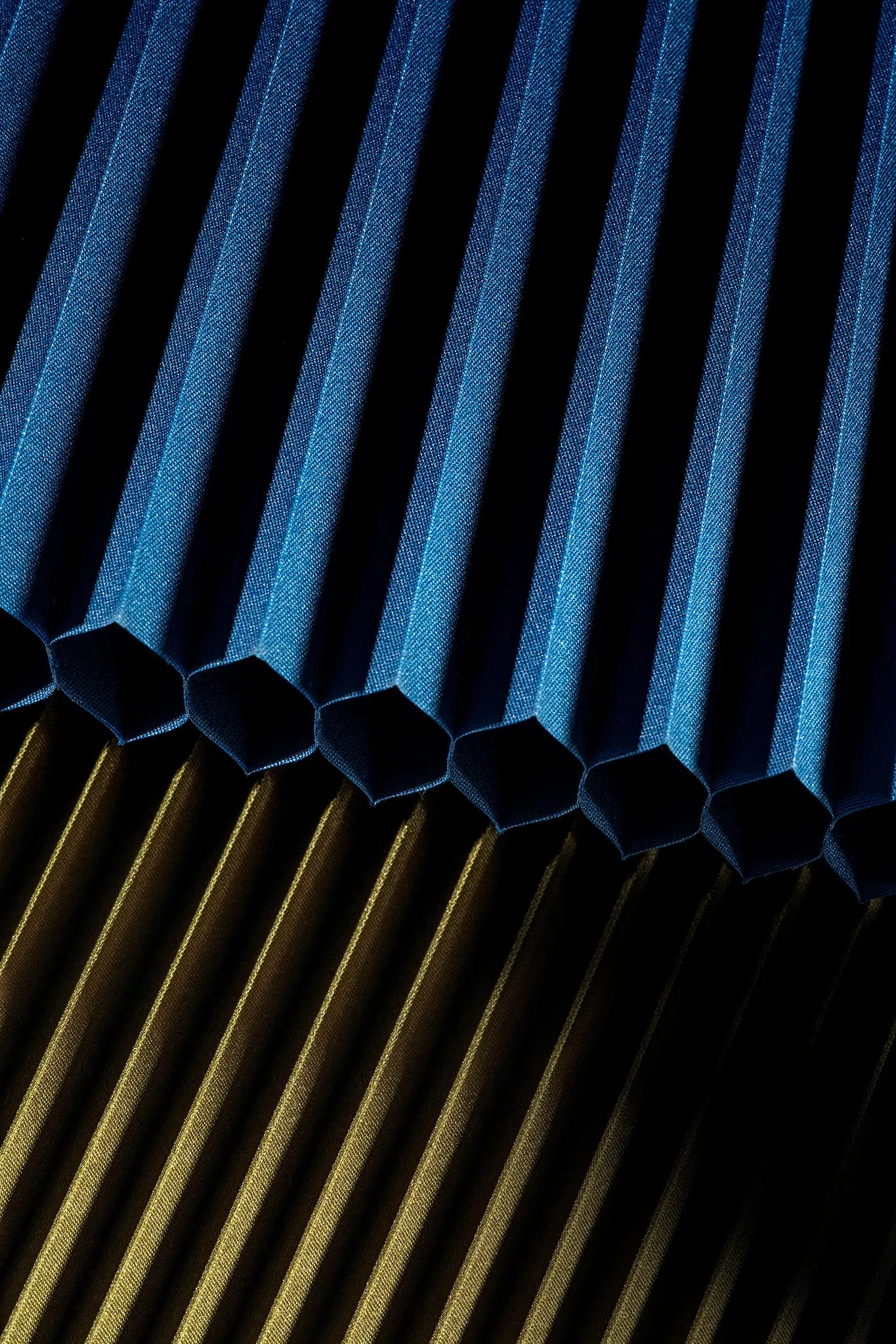 Anwis bringt neue Farben ins Spiel – so auch bei den Wabenplissees. Ob in Wohnräumen, Büros, Hotels oder Einzelhandelsgeschäften – der Sicht- und Sonnenschutz lässt sich gezielt auf Einrichtungsstil und Farbkonzept abstimmen.