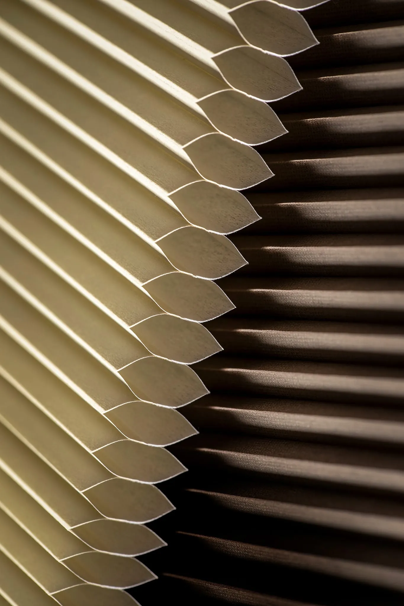 Die Anwis Kollektionen beinhalten eine Vielzahl an feuchtigkeitsbeständigen Varianten, die auch nass gereinigt werden können. Außerdem sind viele Ausführungen als schwer entflammbar gemäß der Klasse B1 (DIN 4102) zertifiziert.