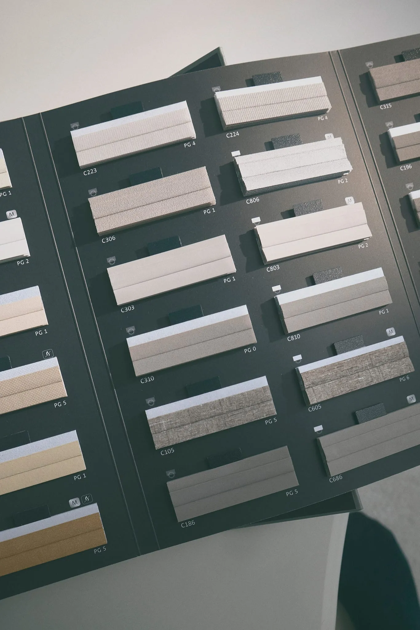 Für eine professionelle Beratung sind wichtige Stoff-Informationen wie Transparenzstufe, Dessin-Nummer und Stoffeignung sowie Preisgruppe auf einen Blick verfügbar.