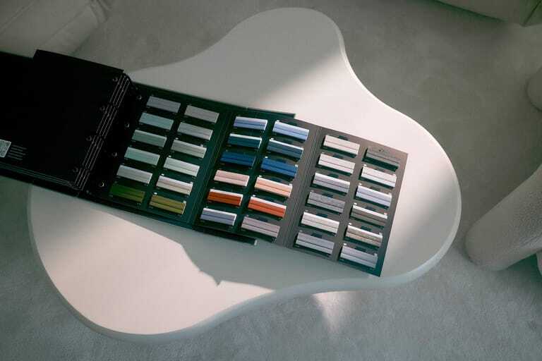Die neue Anwis Kollektion umfasst 552 Dessins, darunter 373 Plisseestoffe und 179 Wabenmodelle. Mehr als 30 Prozent der Stoffe der neuen Plissee-Kollektion werden bei Anwis aus recycelten oder upgecycelten Materialien hergestellt.