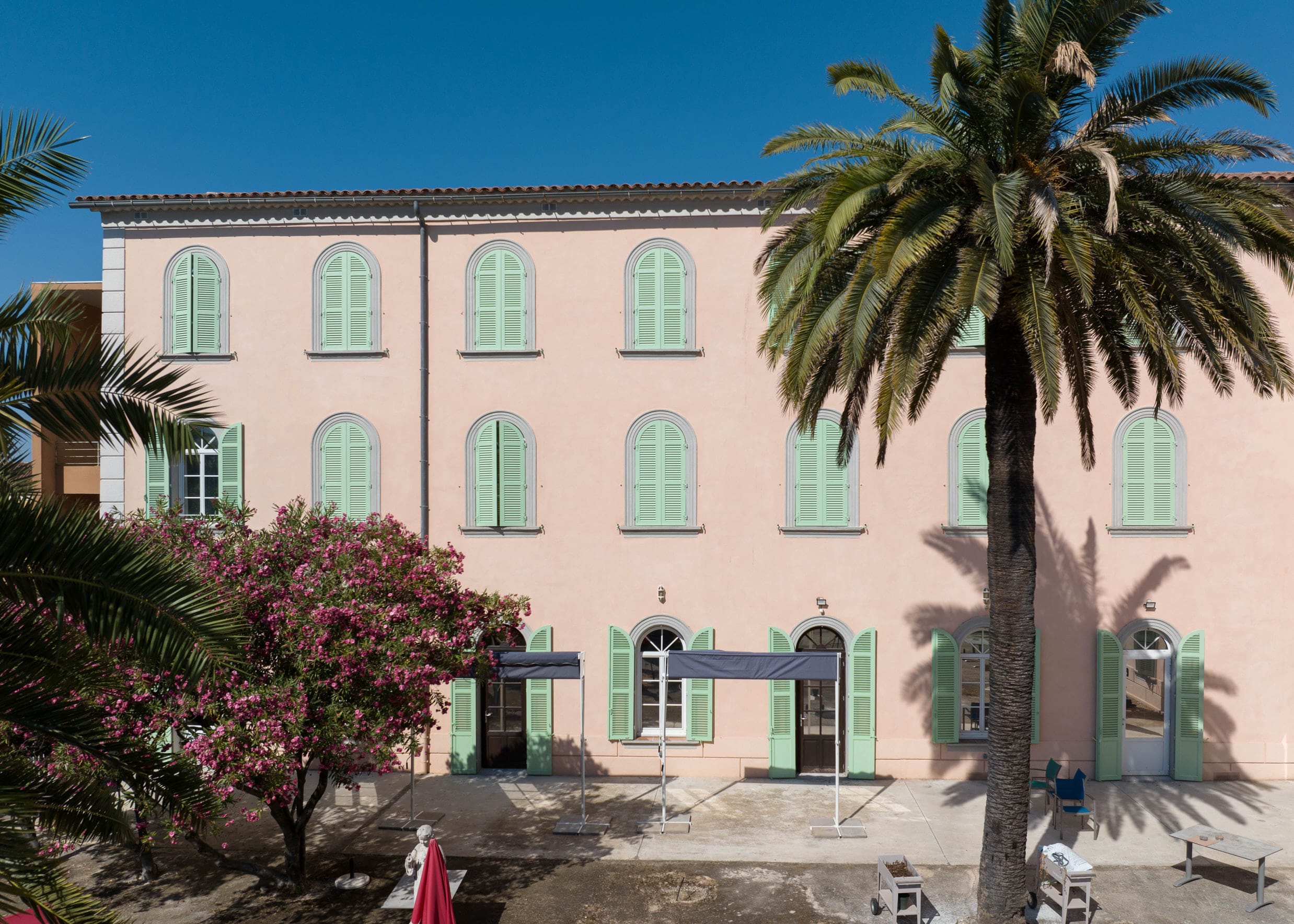 Denkmalgetreue Aluminiumläden für Seniorenheim in Frankreich