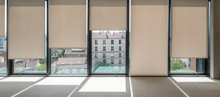 Innenliegender Sonnenschutz mit Soltis Loop Sunmate f&uuml;r das Ivry Confluence Office Building. 