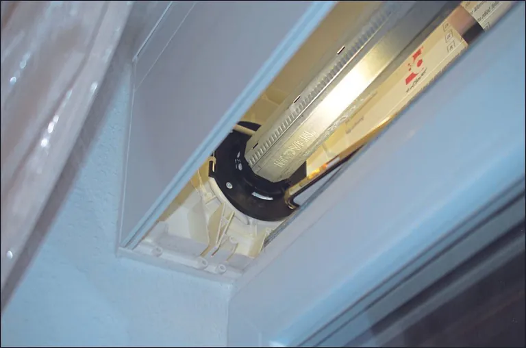 Seitendeckel mit Motorlager und Rollladenwelle. Es fehlt das Abweisblech, um Schäden am Motorkabel zu verhindern.