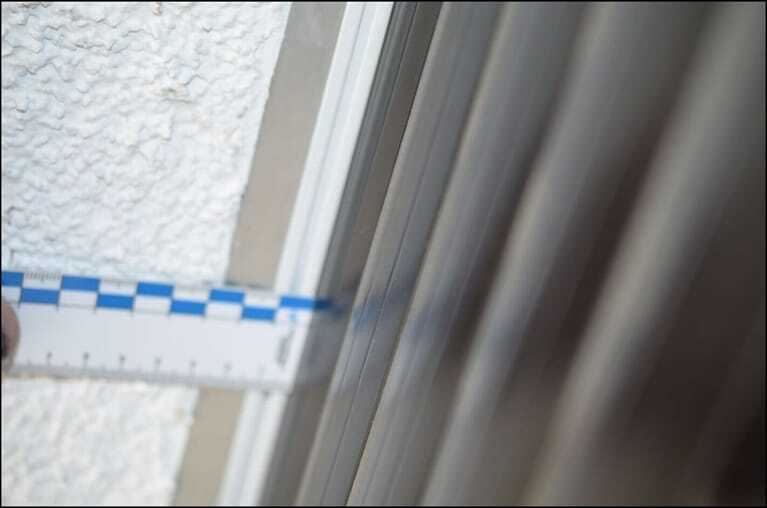 In der Mitte liegt der Rollladen an der Kante des Kastens an und schleift.