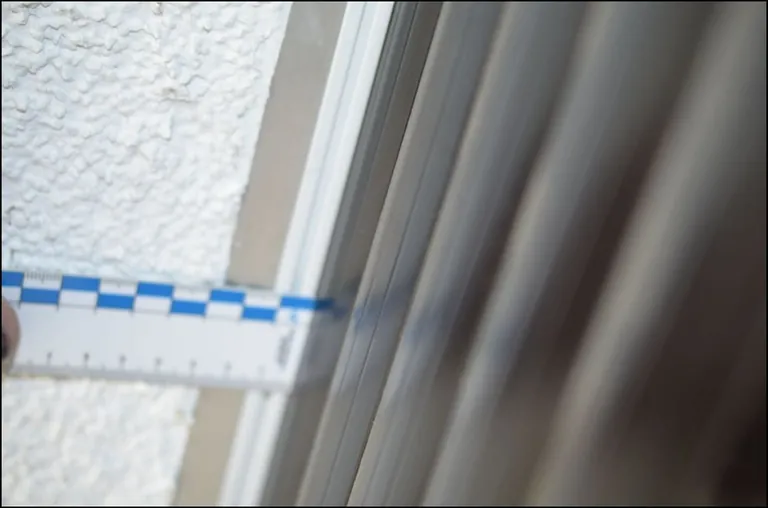 In der Mitte liegt der Rollladen an der Kante des Kastens an und schleift.