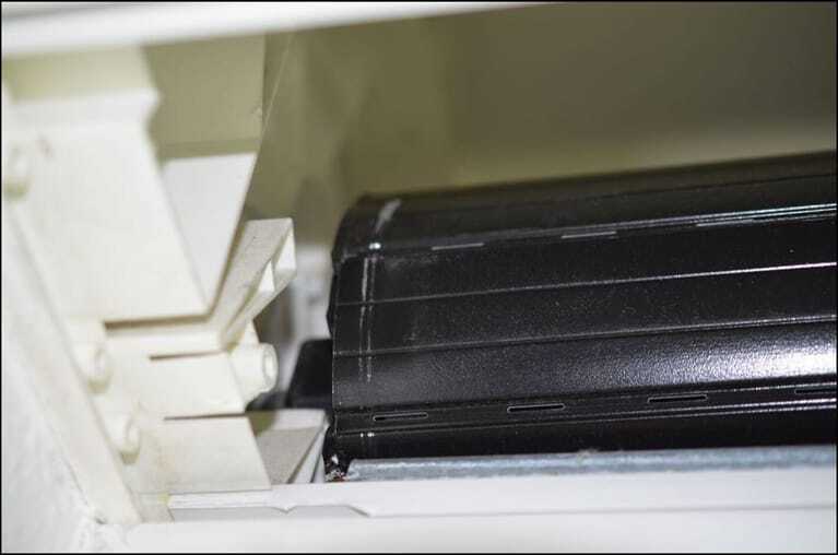 Das Kugellager ist aus der Halteschale am Seitendeckel gebrochen. Der Aluminium-Rollladen liegt auf dem Fensterrahmen auf.