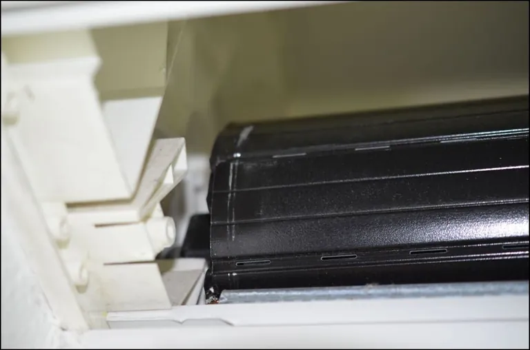 Das Kugellager ist aus der Halteschale am Seitendeckel gebrochen. Der Aluminium-Rollladen liegt auf dem Fensterrahmen auf.