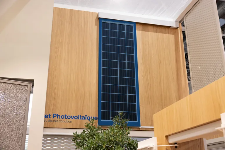 Der Photovoltaik-Schiebeladen Solarslide von Ehret erreicht eine elektrische Leistung von bis zu 730 Watt Peak bei einer maximalen Flügelgröße von 2.800 auf 1.500 Millimeter.